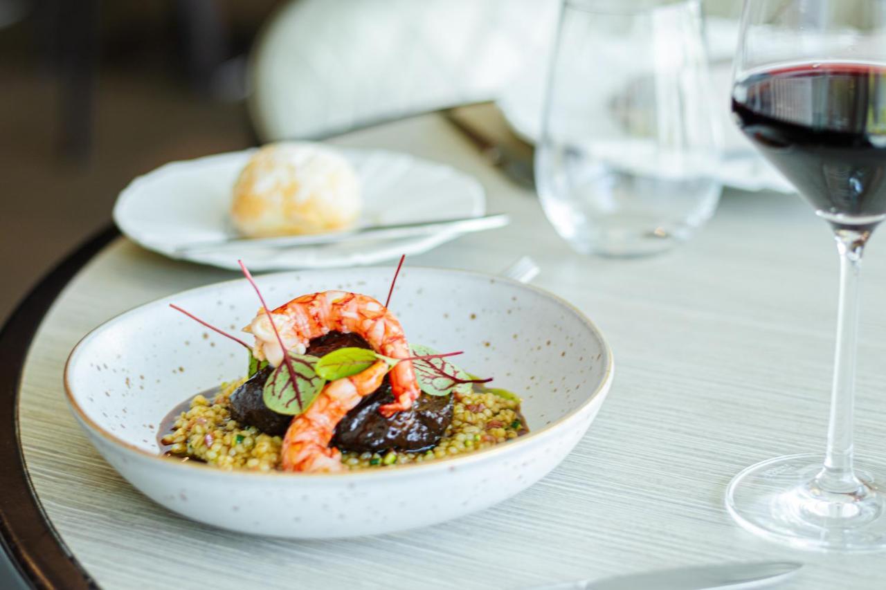 فندق إبيك سانا لشبونه Lisboa المظهر الخارجي الصورة A meal served in the First Class cabin