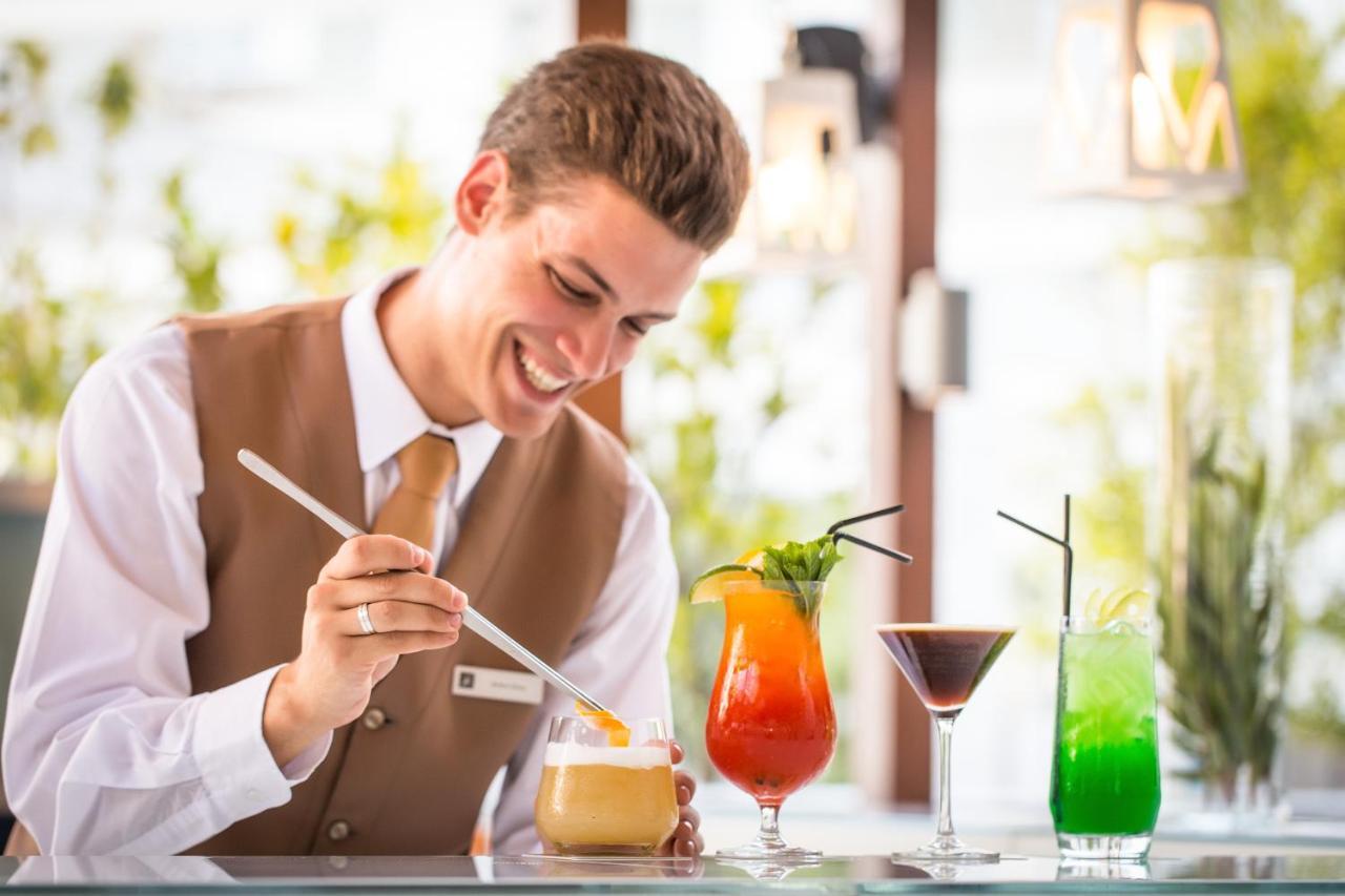 فندق إبيك سانا لشبونه Lisboa المظهر الخارجي الصورة A bartender using a digital tablet