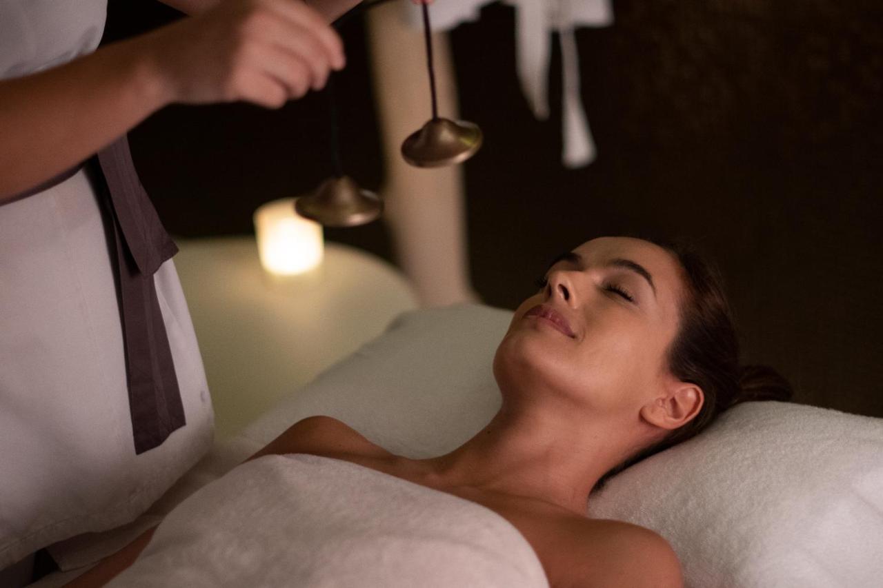 فندق إبيك سانا لشبونه Lisboa المظهر الخارجي الصورة A woman receiving a facial treatment