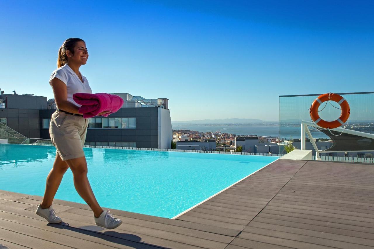 فندق إبيك سانا لشبونه Lisboa المظهر الخارجي الصورة The rooftop pool at the hotel