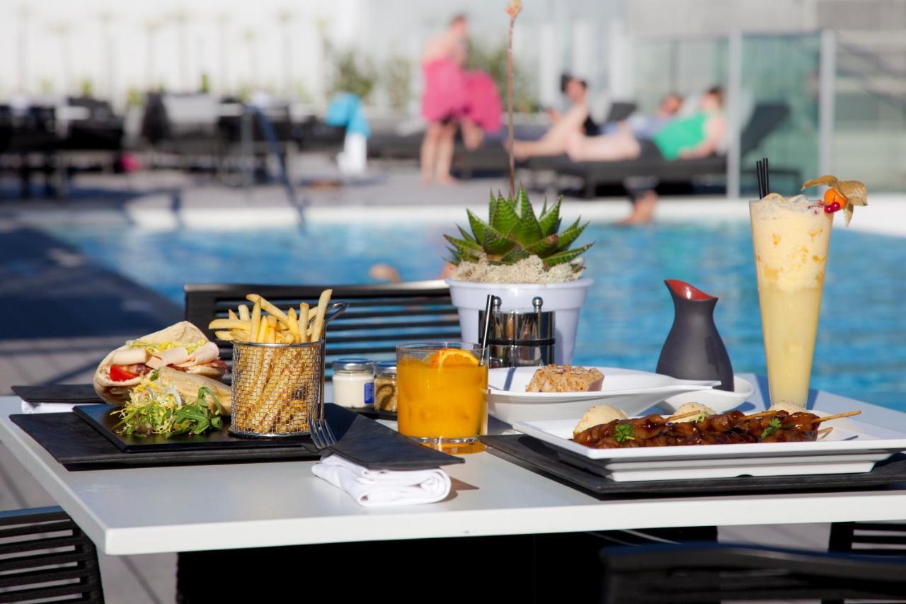 فندق إبيك سانا لشبونه Lisboa المظهر الخارجي الصورة Poolside dining at the hotel
