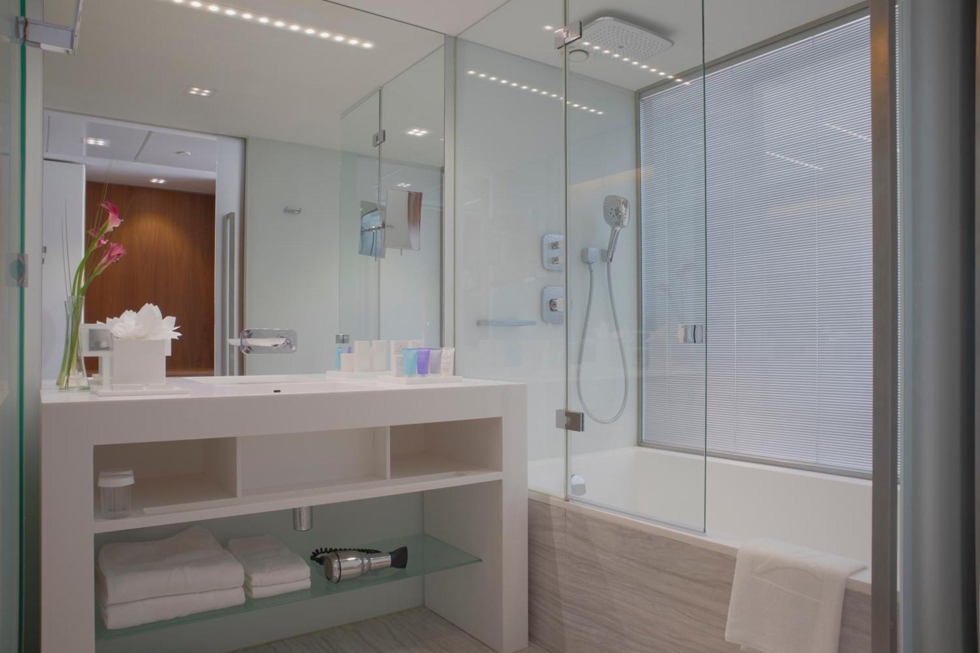 فندق إبيك سانا لشبونه Lisboa الغرفة الصورة A modern bathroom