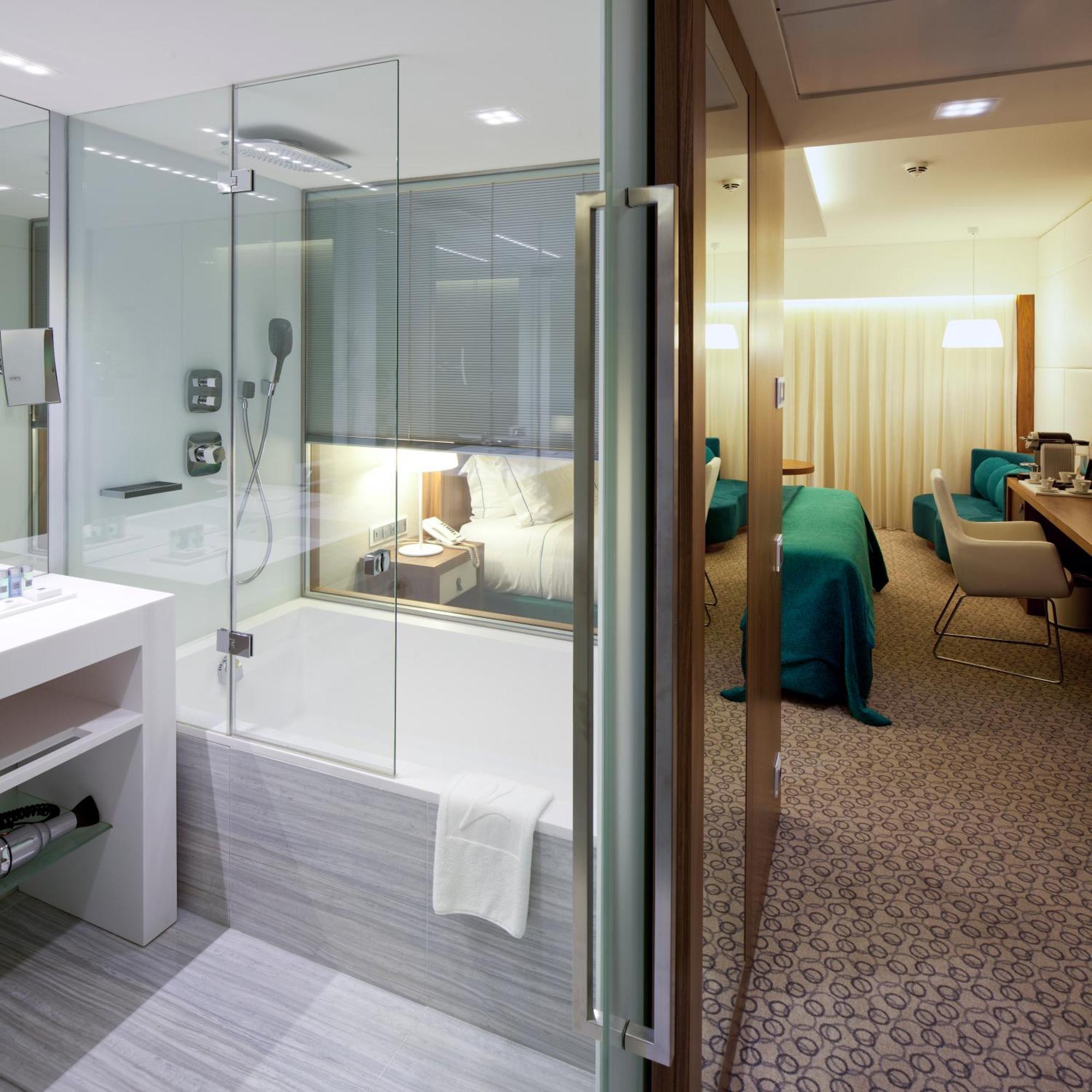 فندق إبيك سانا لشبونه Lisboa الغرفة الصورة A bathroom with a shower enclosure